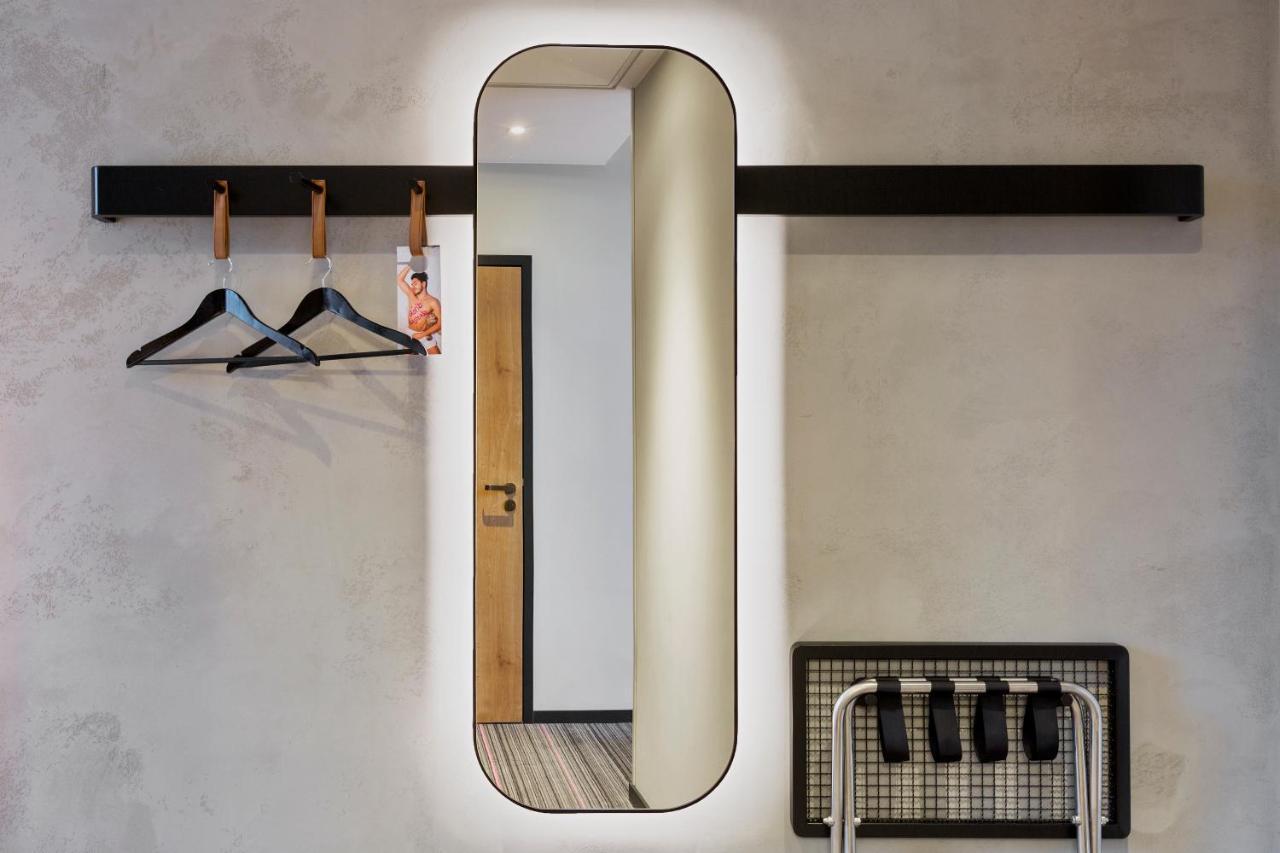 Moxy Queen Room,1580960137:JPEG